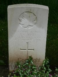 Etaples Military Cemetery - Jones, John Edmund